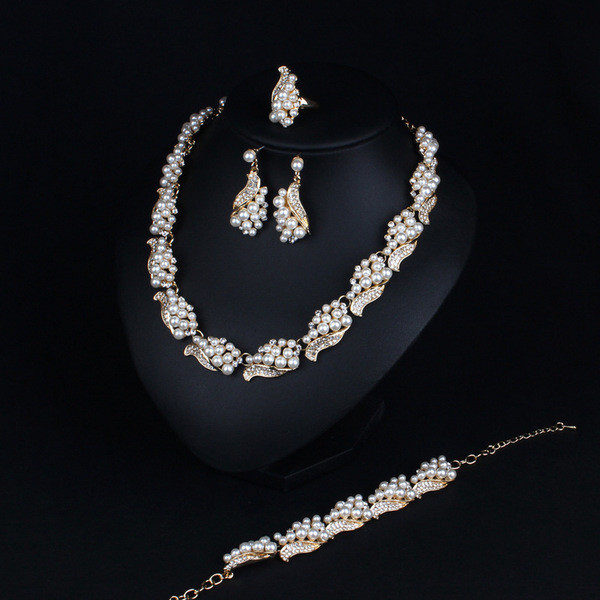 Dekoratiivpärlitega kaelakee-sõrmuskõrvarõngaste ja käevõru komplekt