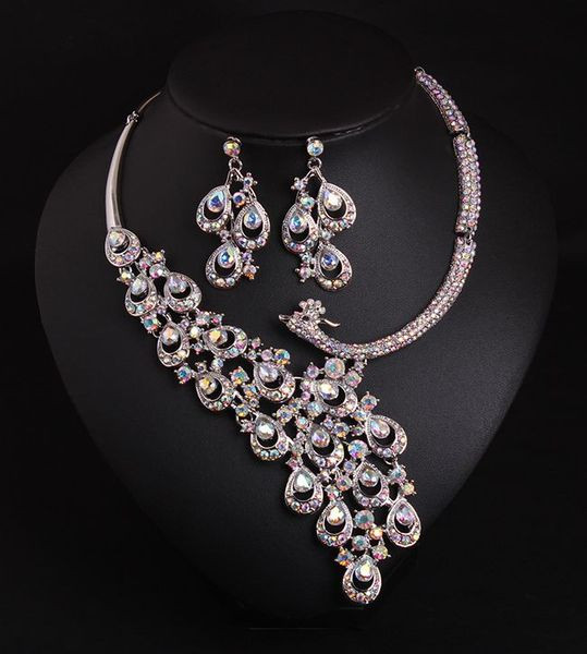 Női fülbevaló és nyaklánc díszkövekkel
