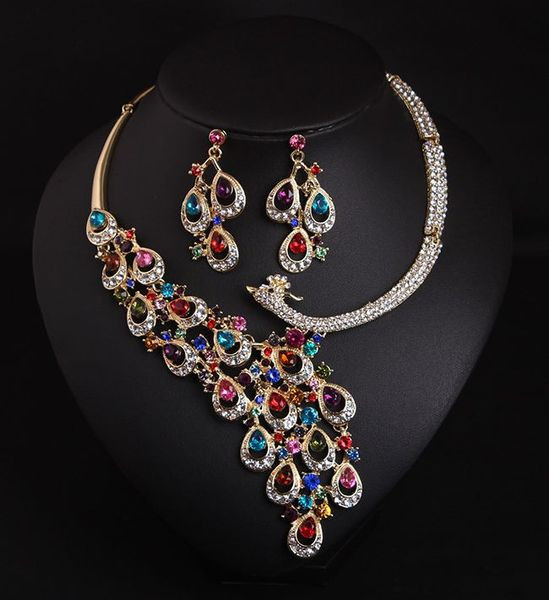 Női fülbevaló és nyaklánc díszkövekkel