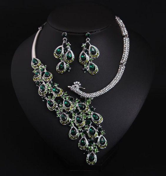 Női fülbevaló és nyaklánc díszkövekkel