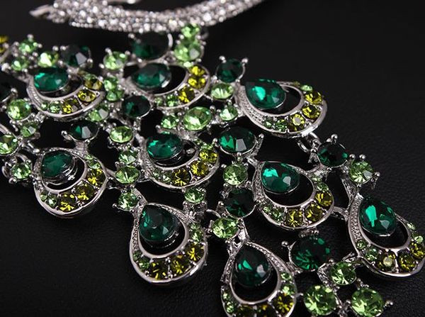 Női fülbevaló és nyaklánc díszkövekkel