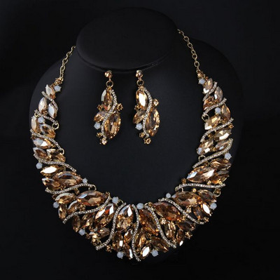 Κομψό σετ κολιέ και σκουλαρίκια