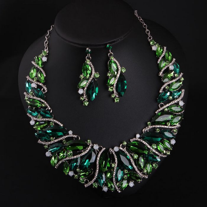 Κομψό σετ κολιέ και σκουλαρίκια