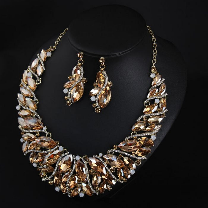 Κομψό σετ κολιέ και σκουλαρίκια