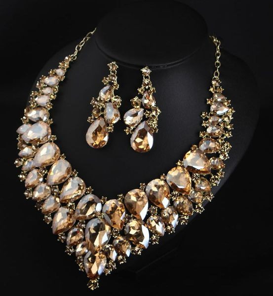 Díszkövekkel díszített nyaklánc és fülbevaló készlet