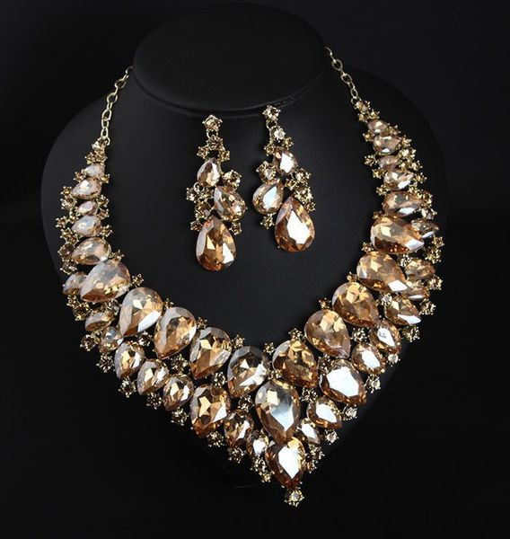 Díszkövekkel díszített nyaklánc és fülbevaló készlet