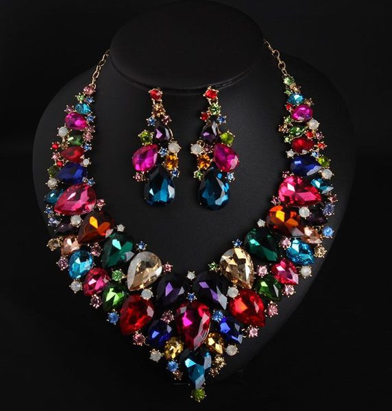 Díszkövekkel díszített nyaklánc és fülbevaló készlet