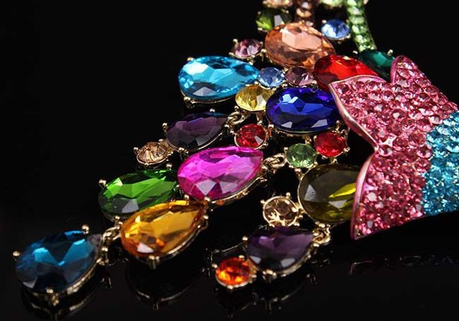 Elegáns nyaklánc és hosszú fülbevaló kövekkel