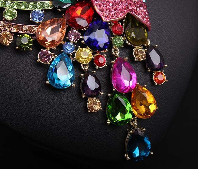 Elegáns nyaklánc és hosszú fülbevaló kövekkel