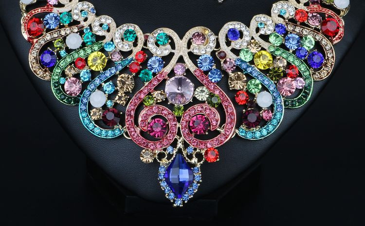 Stiilne kivikestega kaelakee ja kõrvarõngaste komplekt