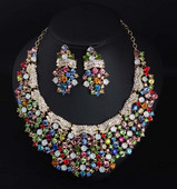 Nyaklánc és fülbevaló kövekkel