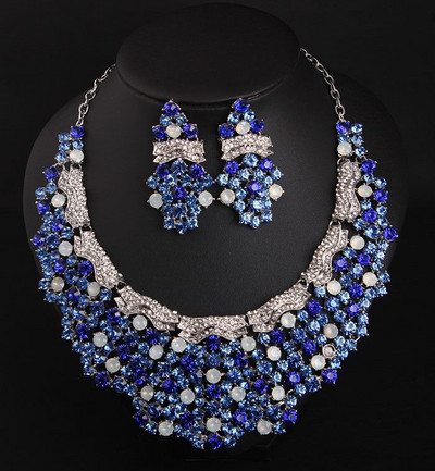 Nyaklánc és fülbevaló kövekkel