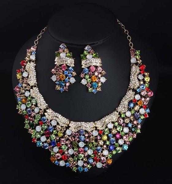 Nyaklánc és fülbevaló kövekkel