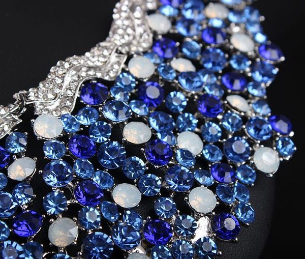 Nyaklánc és fülbevaló kövekkel