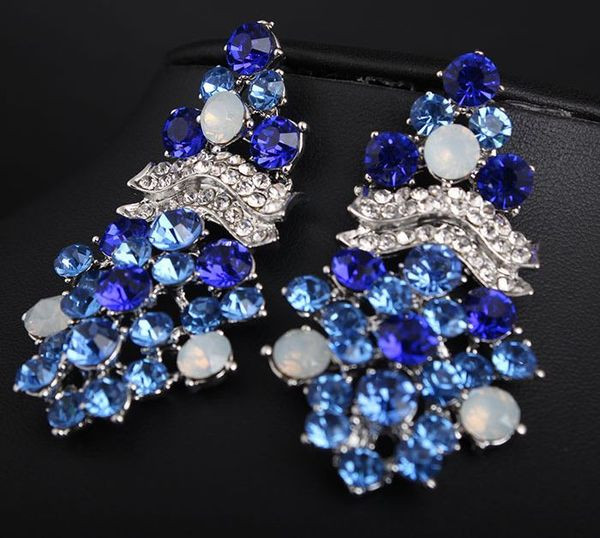 Nyaklánc és fülbevaló kövekkel