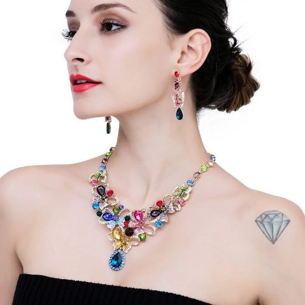 Moderan ženski set ogrlica i naušnice