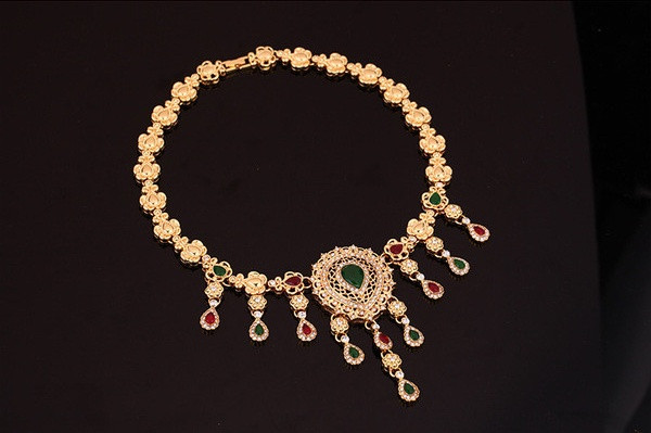 Sõrmuskõrvarõngaste komplekt, kaelakee ja kividega käevõru