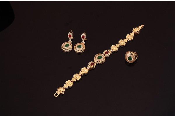 Sõrmuskõrvarõngaste komplekt, kaelakee ja kividega käevõru