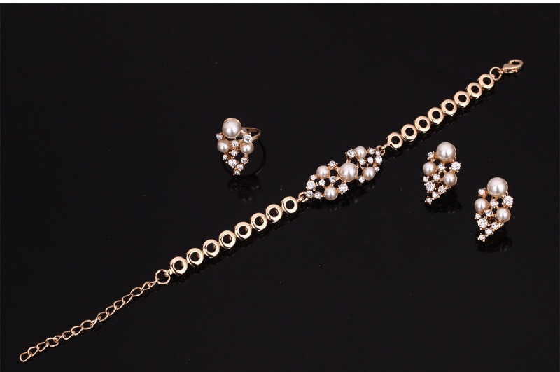 Naiste kaelakee-sõrmuskõrvarõngaste ja pärlitega käevõru komplekt