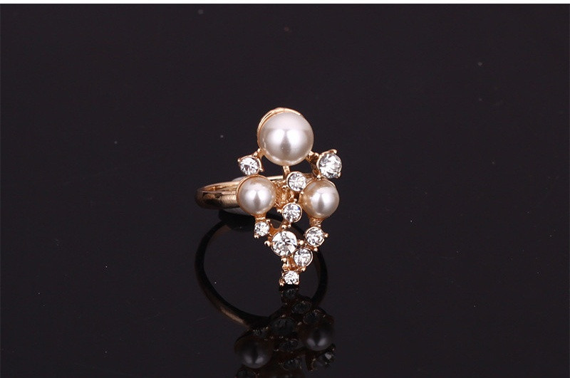 Naiste kaelakee-sõrmuskõrvarõngaste ja pärlitega käevõru komplekt