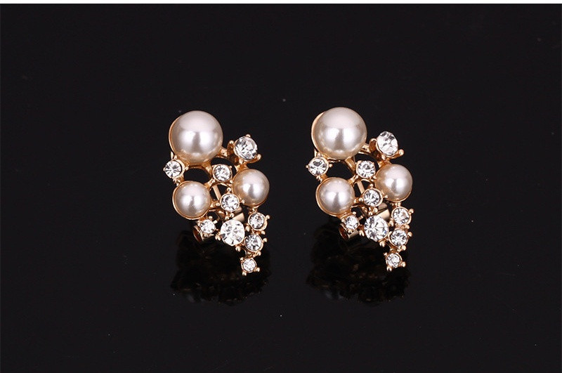 Naiste kaelakee-sõrmuskõrvarõngaste ja pärlitega käevõru komplekt