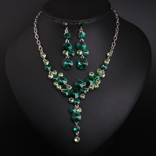 Naiste pikkade kõrvarõngaste ja kivikestega kaelakee komplekt