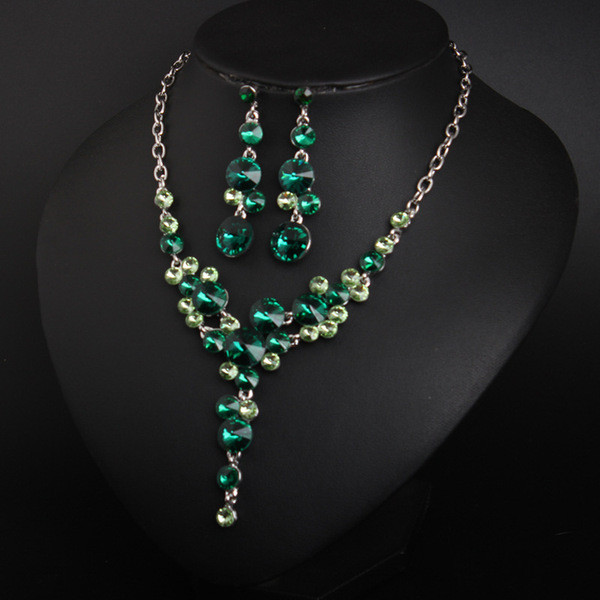 Naiste pikkade kõrvarõngaste ja kivikestega kaelakee komplekt