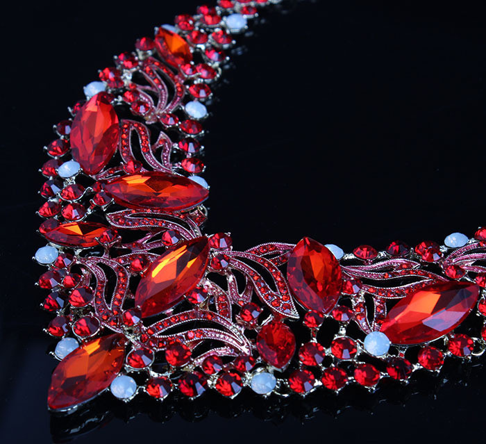 Stilingas moteriškas karolių ir auskarų komplektas