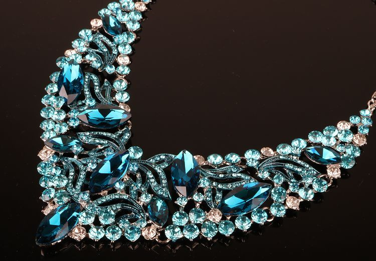 Stilingas moteriškas karolių ir auskarų komplektas