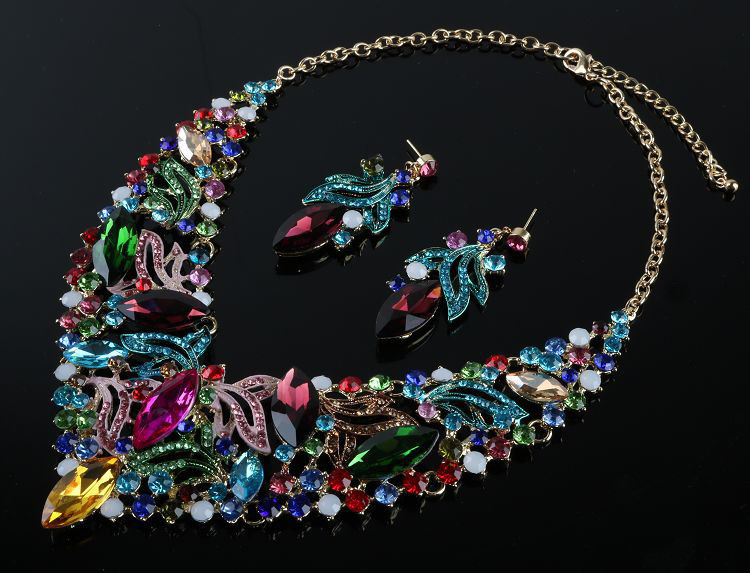 Stilingas moteriškas karolių ir auskarų komplektas