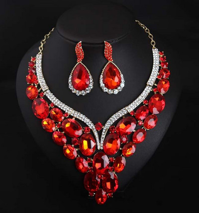 Κομψό σετ κολιέ με διακοσμητικές πέτρες και σκουλαρίκια