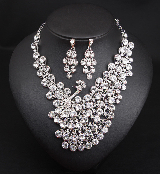 Moodne naiste komplekt kividega kaelakee ja kõrvarõngaid