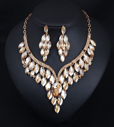 Elegantne pikkade kõrvarõngaste ja kivikestega kaelakee komplekt