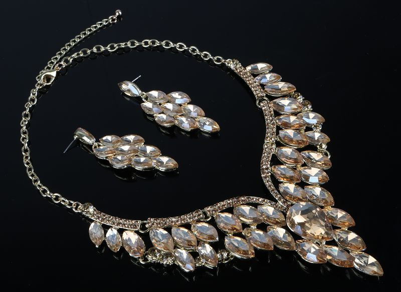 Elegantne pikkade kõrvarõngaste ja kivikestega kaelakee komplekt