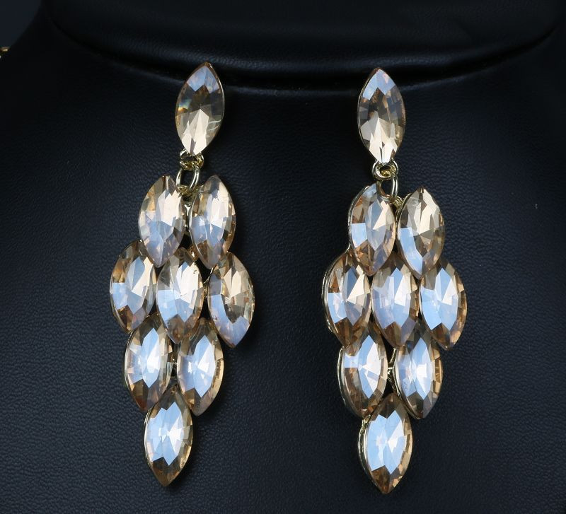 Elegantne pikkade kõrvarõngaste ja kivikestega kaelakee komplekt