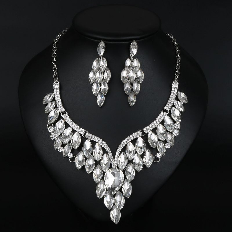 Elegantne pikkade kõrvarõngaste ja kivikestega kaelakee komplekt