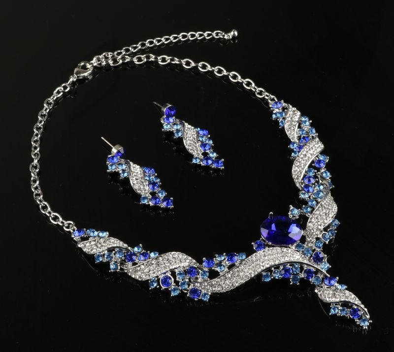 Modern nyaklánc és fülbevaló díszkövekkel