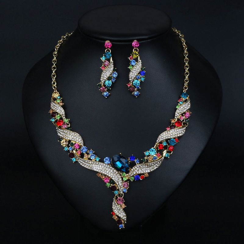 Modern nyaklánc és fülbevaló díszkövekkel