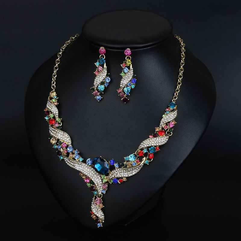 Modern nyaklánc és fülbevaló díszkövekkel