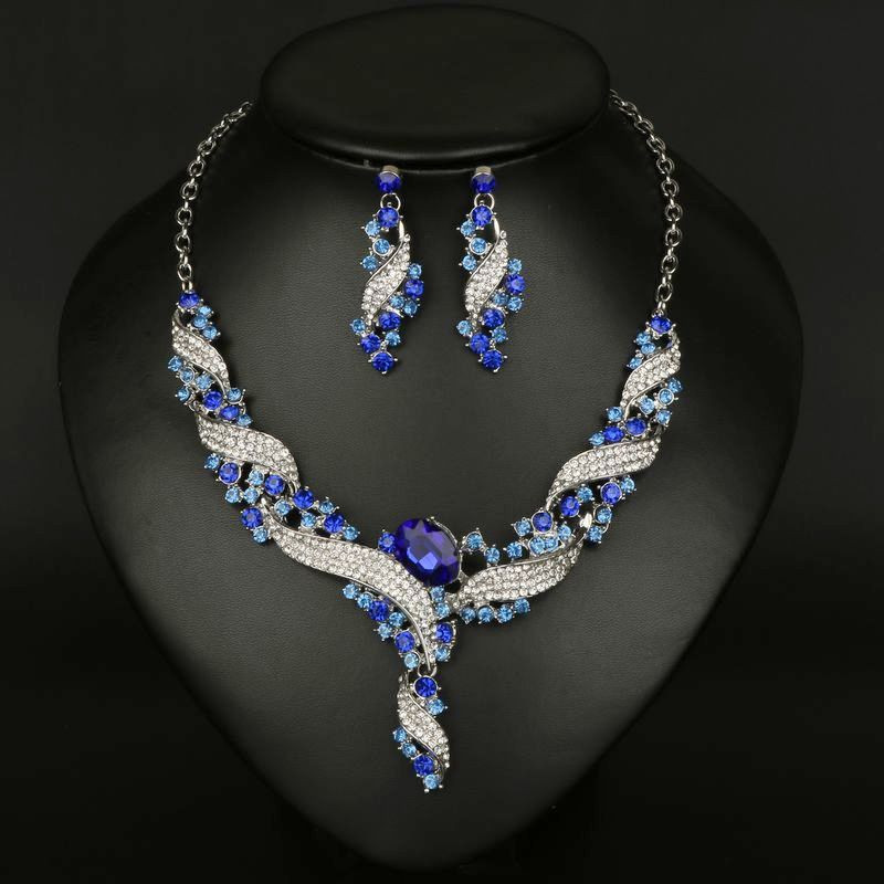 Modern nyaklánc és fülbevaló díszkövekkel