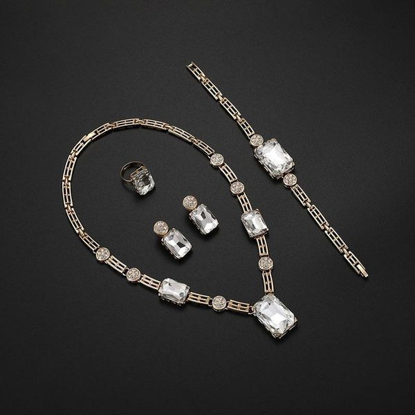 Stílusos gyűrűs karkötő fülbevaló és nyaklánc készlet