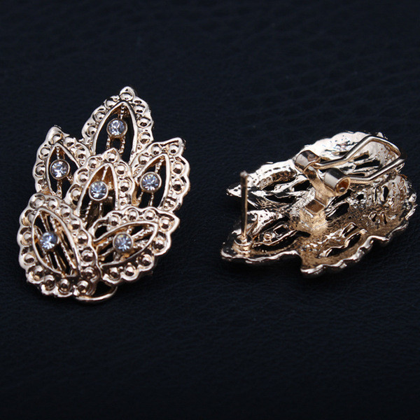 Stiilne komplekt kaelakeesõrmuskäevõru ja dekoratiivkividega kõrvarõngaid