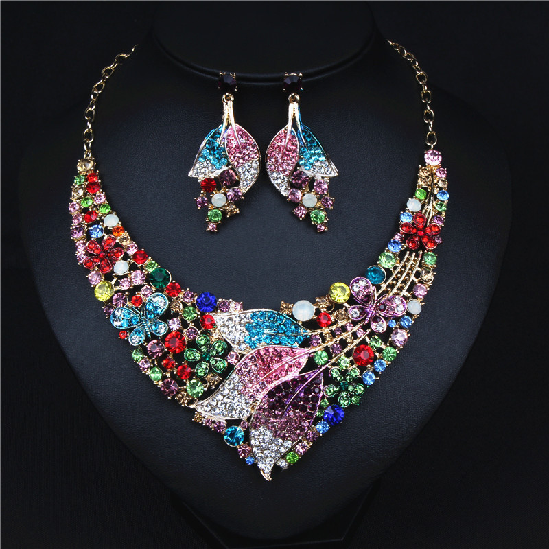 Korszerű női szett hosszú fülbevalóval és nyaklánccal