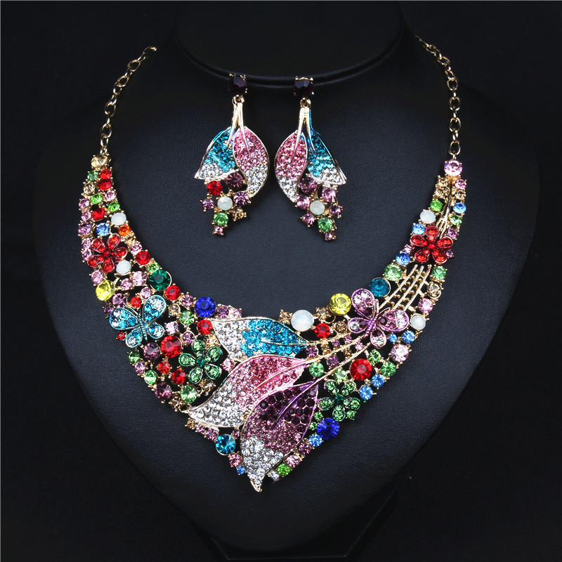 Korszerű női szett hosszú fülbevalóval és nyaklánccal