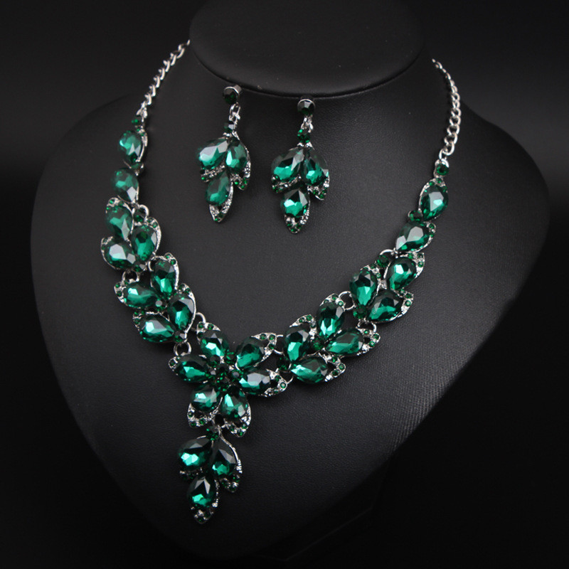 Κομψό σετ κολιέ και σκουλαρίκια με διακοσμητικές πέτρες