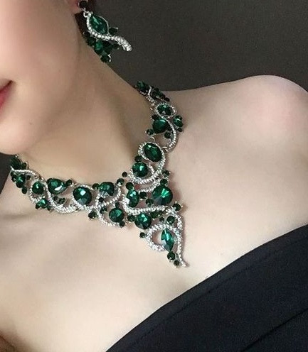 Stílusos nyaklánc és fülbevaló díszkövekkel