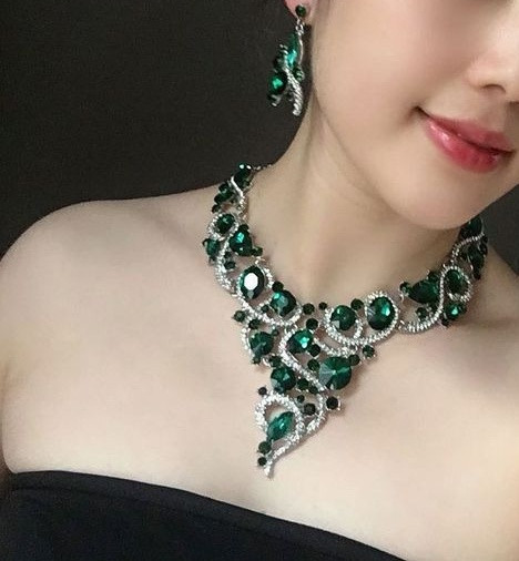 Stílusos nyaklánc és fülbevaló díszkövekkel