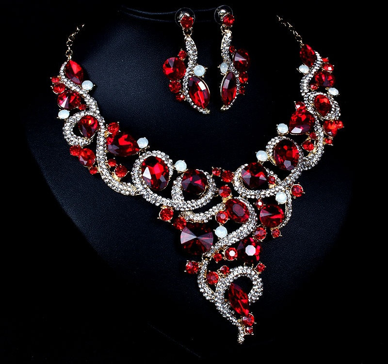 Stílusos nyaklánc és fülbevaló díszkövekkel