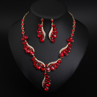 Stiilne kaelakee ja kõrvarõngaste komplekt