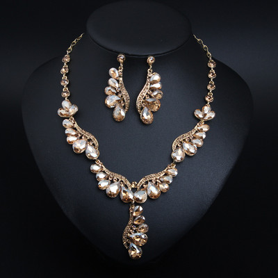 Stiilne kaelakee ja kõrvarõngaste komplekt